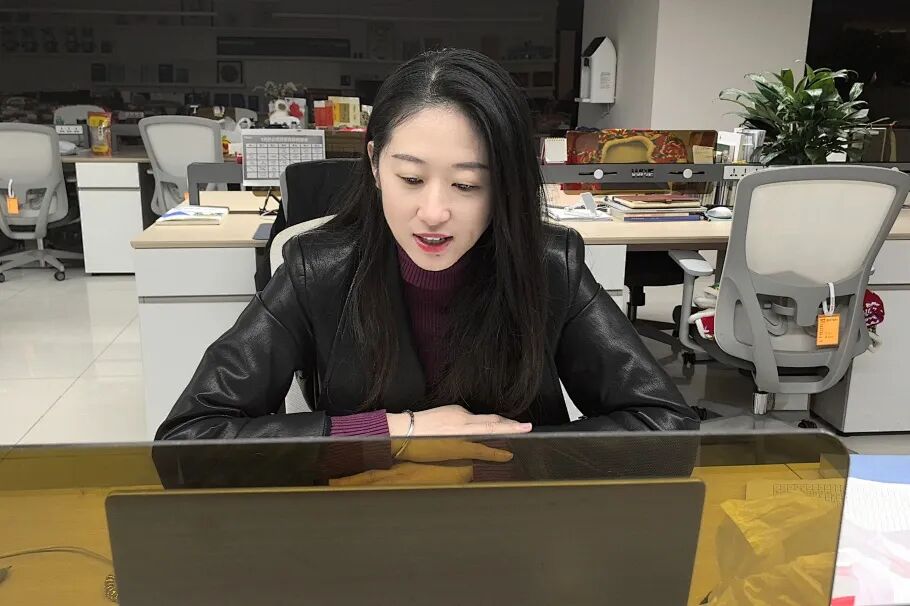 【21天幸福家庭陪伴营】为了6:30的约定，她前一晚睡在了公司——那张睡在公司沙发上的背影，是21天最笃定的开场