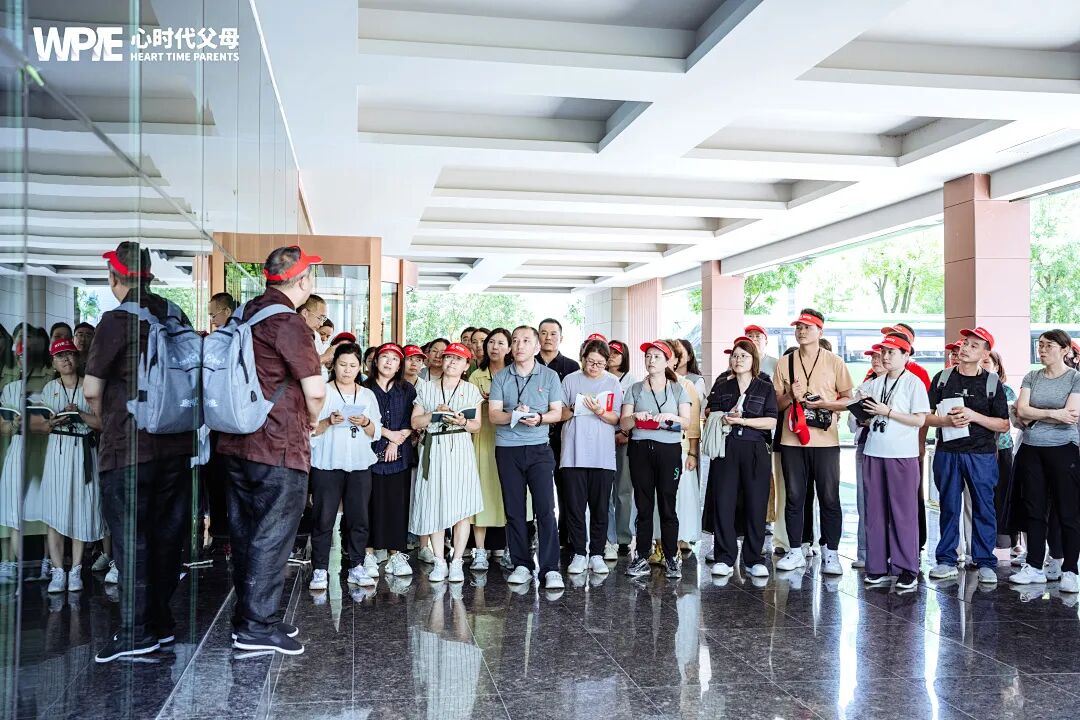 “爸！我恶心数学老师，不想学数学了！”“不，孩子，你恶心的其实是......”