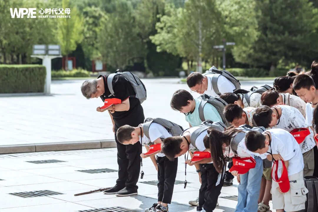 “爸！我恶心数学老师，不想学数学了！”“不，孩子，你恶心的其实是......”