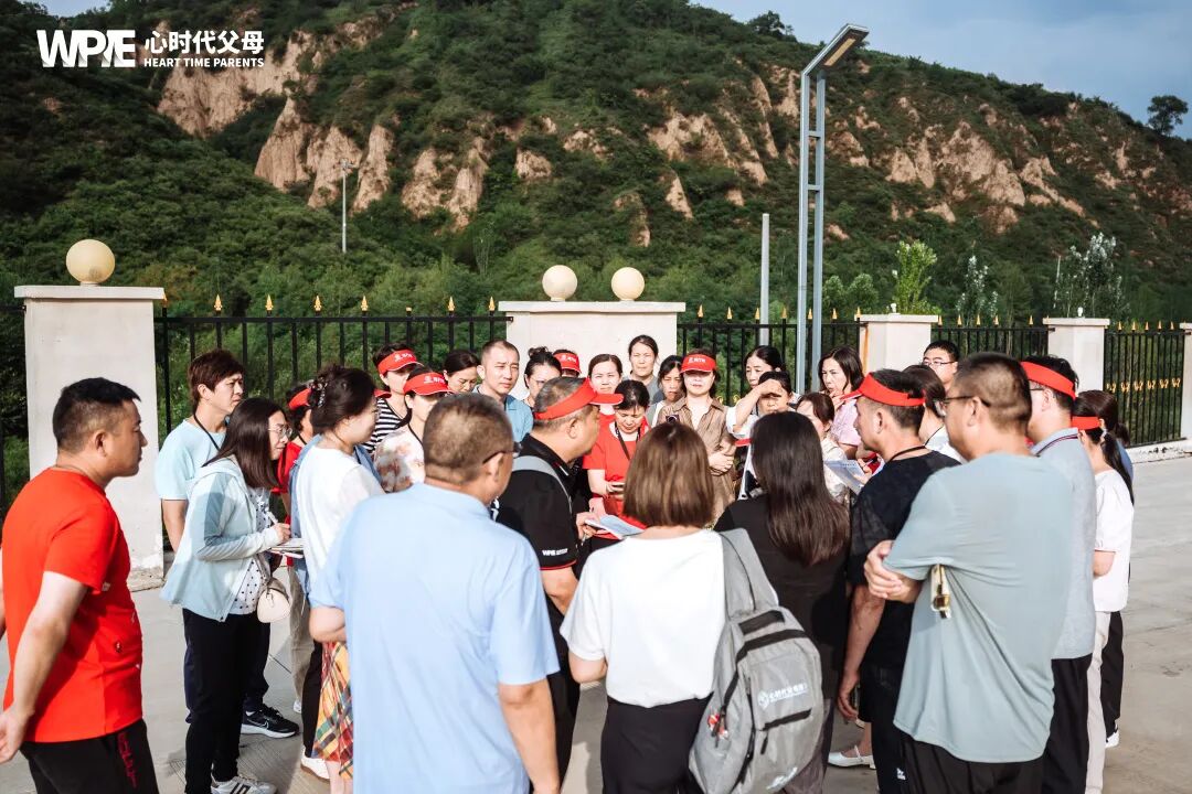 “爸！我恶心数学老师，不想学数学了！”“不，孩子，你恶心的其实是......”