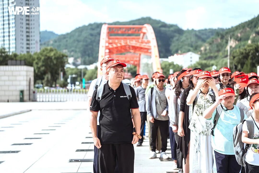 “爸！我恶心数学老师，不想学数学了！”“不，孩子，你恶心的其实是......”