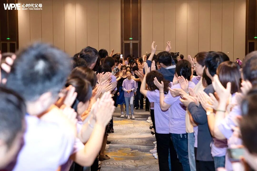 【金麒麟青少年成长系统】父亲兄长在指责，儿子却说：“妈，别难过，我陪你！”——这是我服务的“金麒麟”孩子，发来的最美的信息