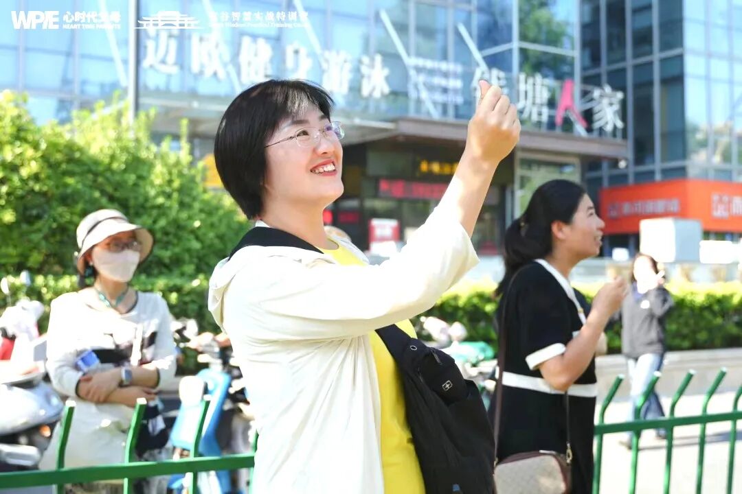 郑州暴雨天，男孩当街扔下女友，女孩痛哭淋漓，究竟发生了什么？结局意想不到！