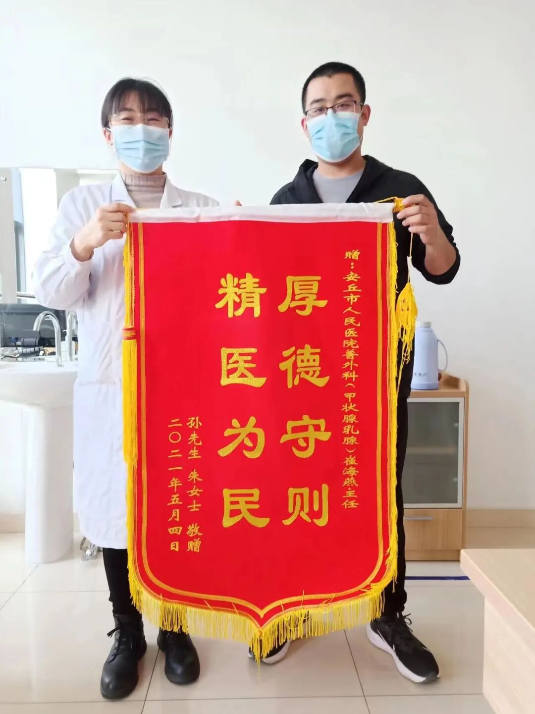 郑州暴雨天，男孩当街扔下女友，女孩痛哭淋漓，究竟发生了什么？结局意想不到！