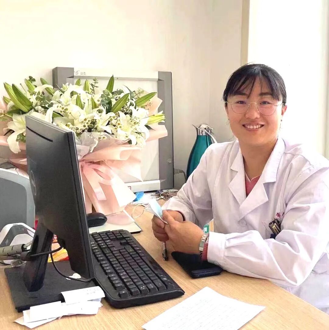 郑州暴雨天，男孩当街扔下女友，女孩痛哭淋漓，究竟发生了什么？结局意想不到！