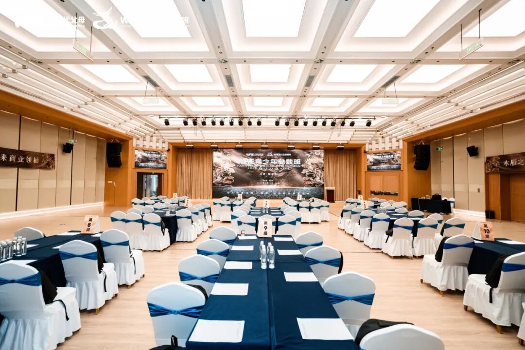 青少年总裁班首日直击教养两极：父亲的蛋糕和母亲的伤痕