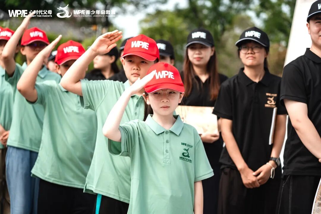 青少年总裁班首日直击教养两极：父亲的蛋糕和母亲的伤痕