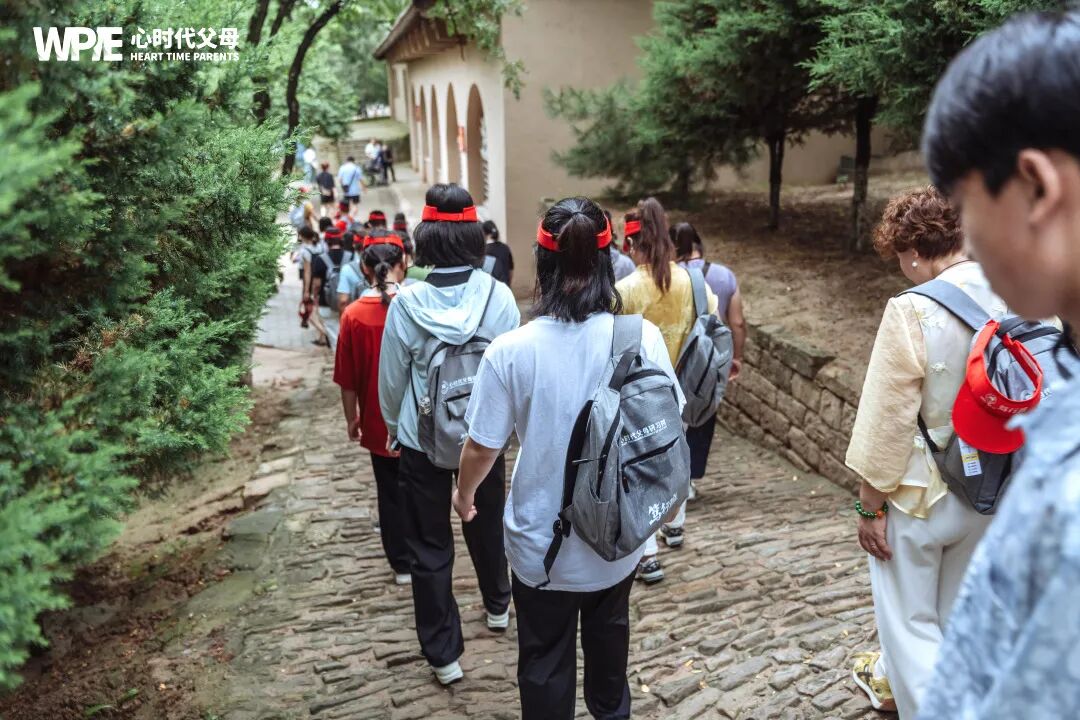 王纪琼院长五问重构笃行班研学认知——从盯娃打杂到三代共修！