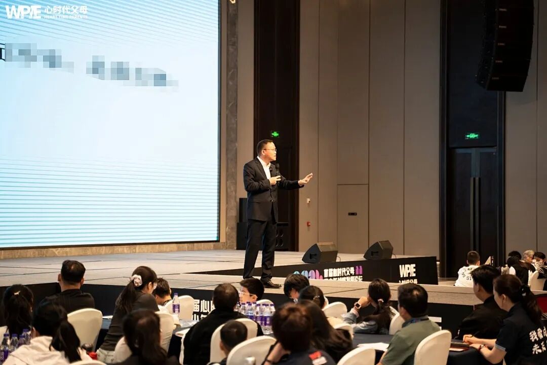 【家庭生态导师班】比母爱更早一步，是王纪琼院长的教育本能——当母亲举旗致谢时，纪琼院长已蹲下接住了颤抖的孩子