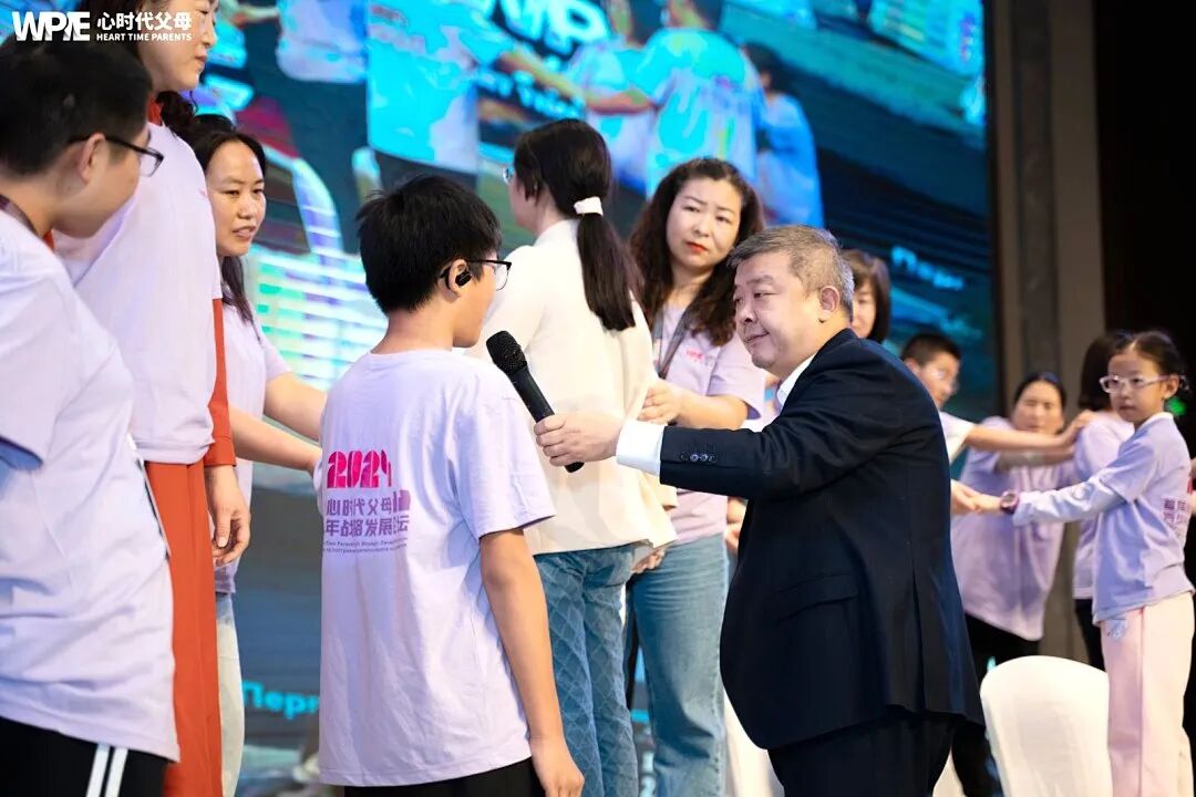 【家庭生态导师班】比母爱更早一步，是王纪琼院长的教育本能——当母亲举旗致谢时，纪琼院长已蹲下接住了颤抖的孩子