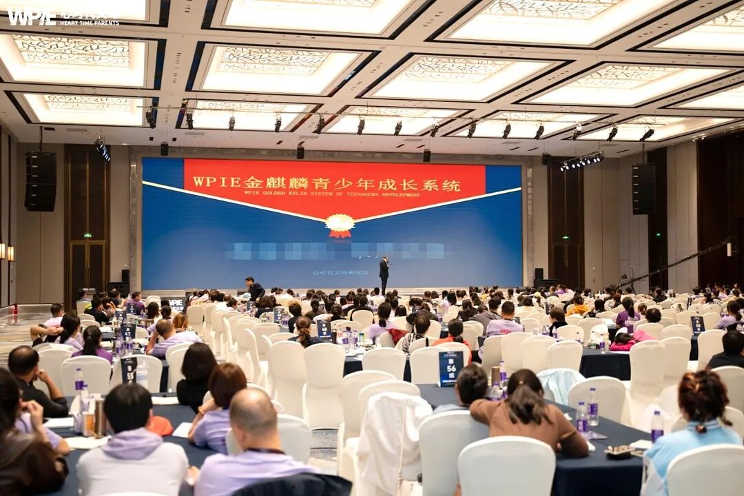 【家庭生态导师班】比母爱更早一步，是王纪琼院长的教育本能——当母亲举旗致谢时，纪琼院长已蹲下接住了颤抖的孩子