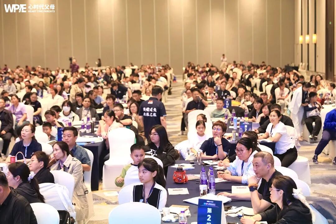 【家庭生态导师班】比母爱更早一步，是王纪琼院长的教育本能——当母亲举旗致谢时，纪琼院长已蹲下接住了颤抖的孩子