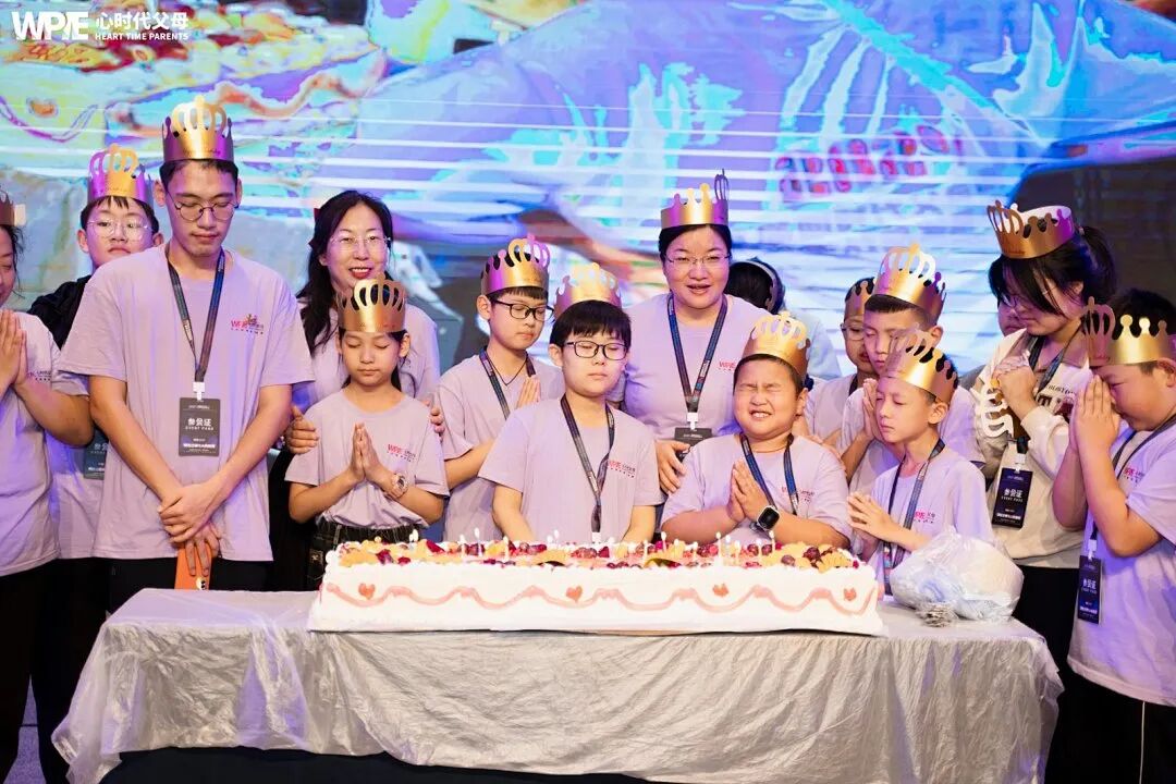 【家庭生态导师班】比母爱更早一步，是王纪琼院长的教育本能——当母亲举旗致谢时，纪琼院长已蹲下接住了颤抖的孩子