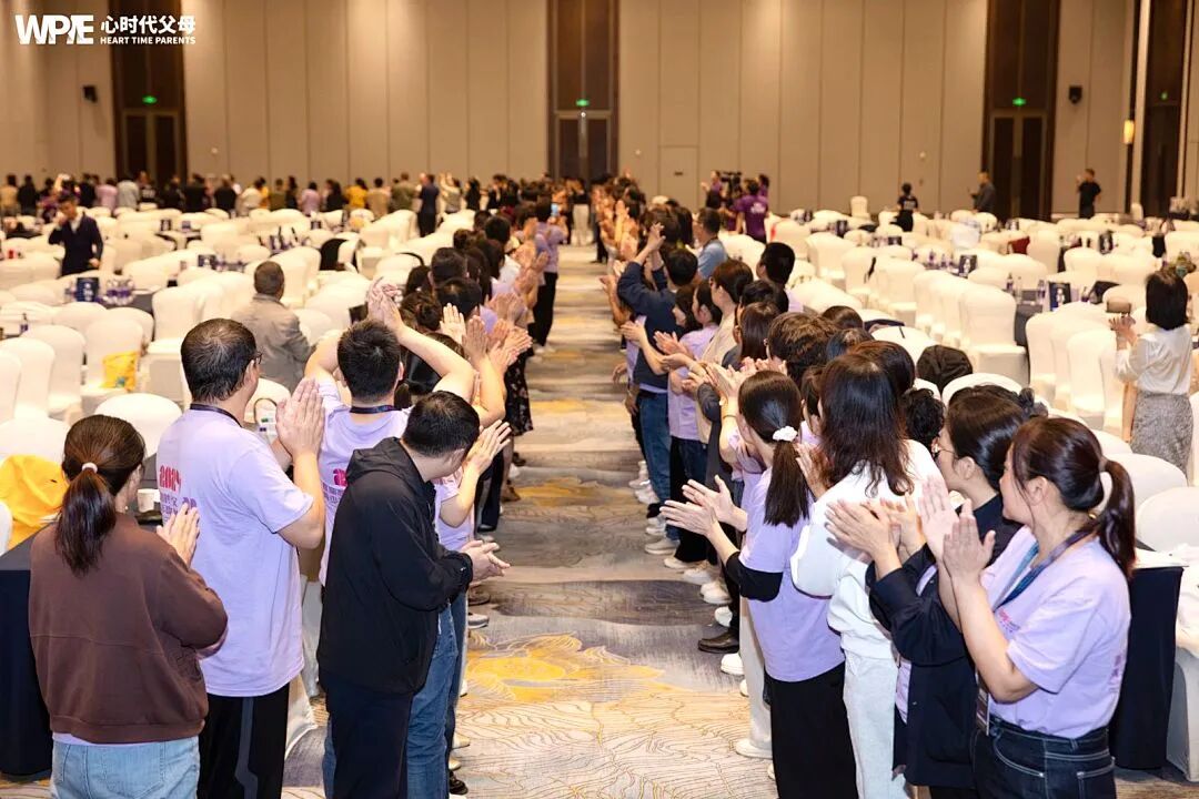 【家庭生态导师班】比母爱更早一步，是王纪琼院长的教育本能——当母亲举旗致谢时，纪琼院长已蹲下接住了颤抖的孩子