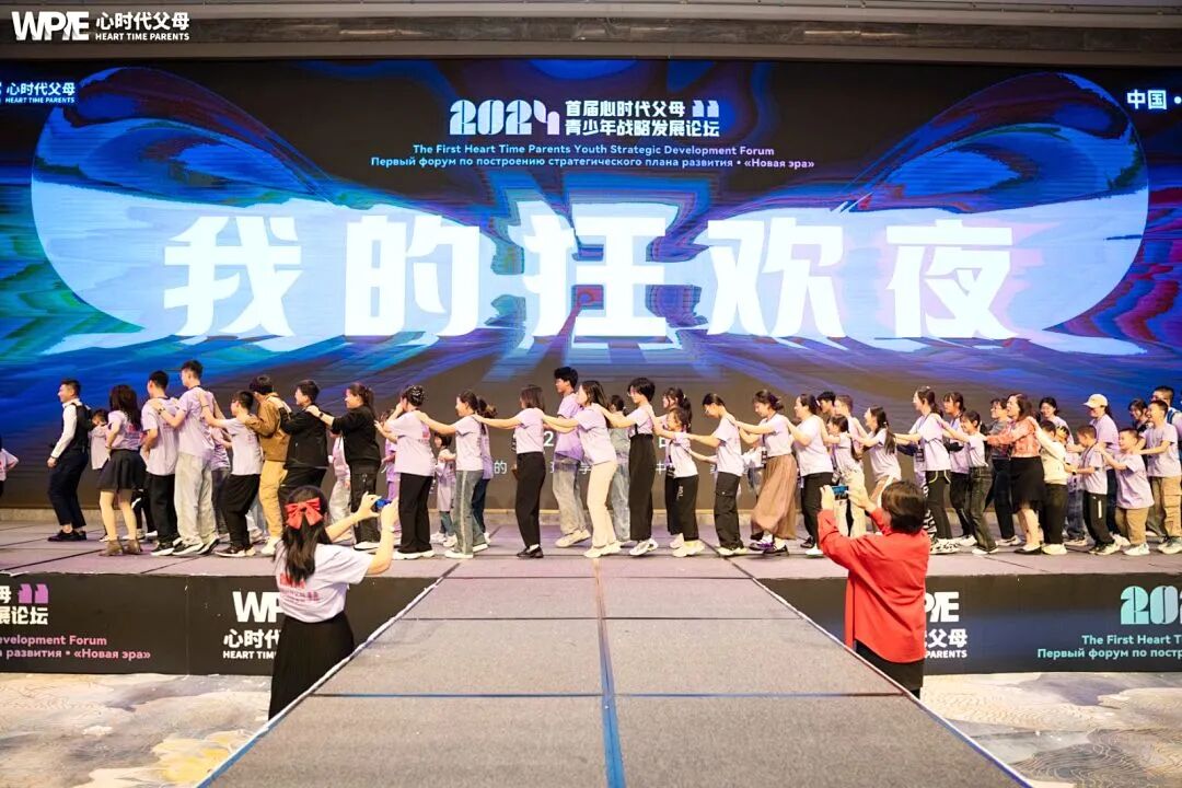 【家庭生态导师班】比母爱更早一步，是王纪琼院长的教育本能——当母亲举旗致谢时，纪琼院长已蹲下接住了颤抖的孩子