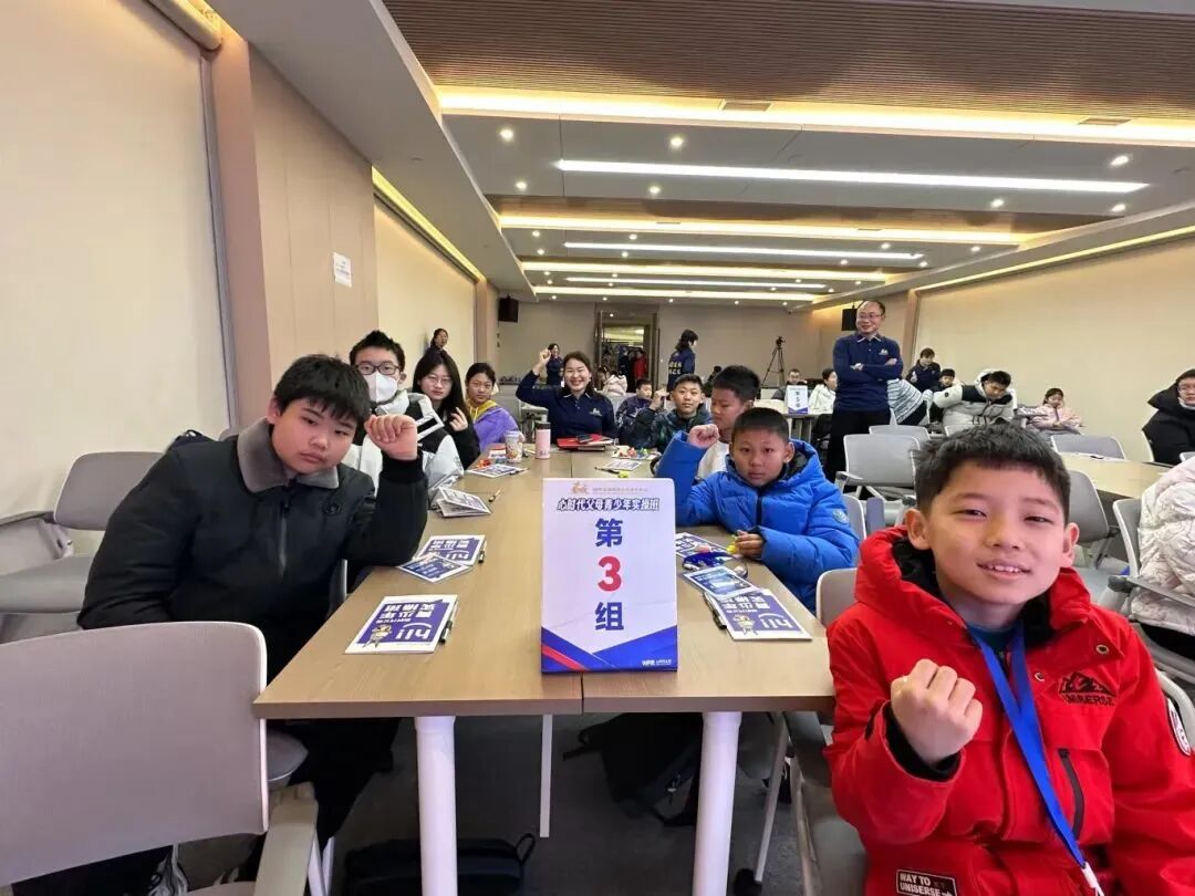 孩子开车门不小心撞着人