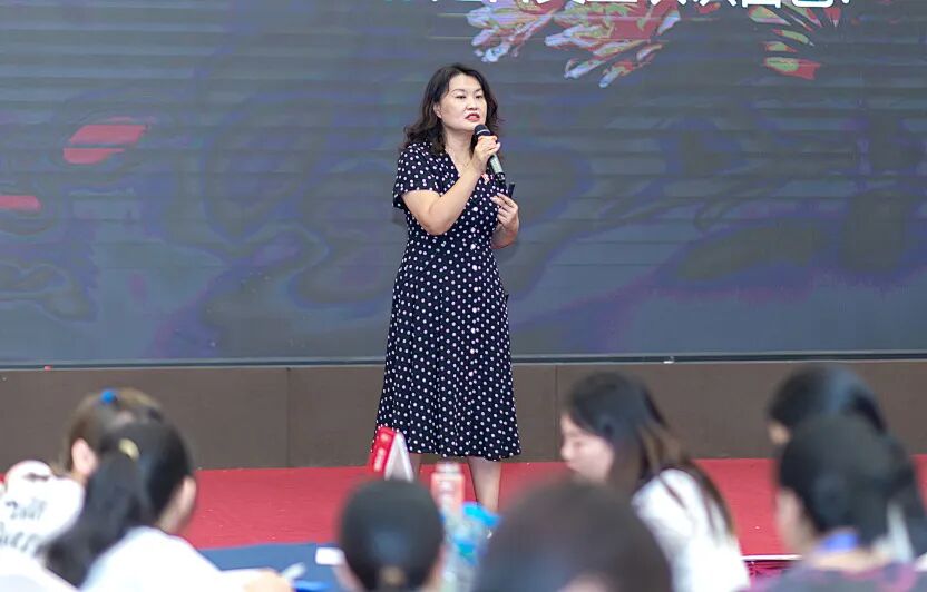 【文聪老师女性力量中级班】直播间集体劝女生快跑，文聪老师罕见直言：“这样的男人还不分？”