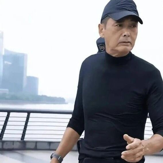 元旦当天71岁周润发在香港街头跑步,他一头白发,身材有型状态好