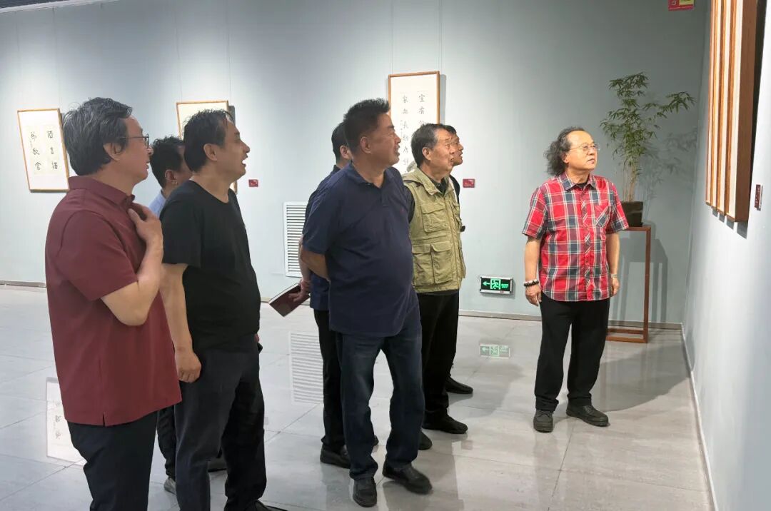 随后,进行赵长刚,刘新德书法作品捐赠仪式,淄博美术馆馆长,淄博