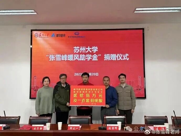 会议室里的人们

中度可信度描述已自动生成