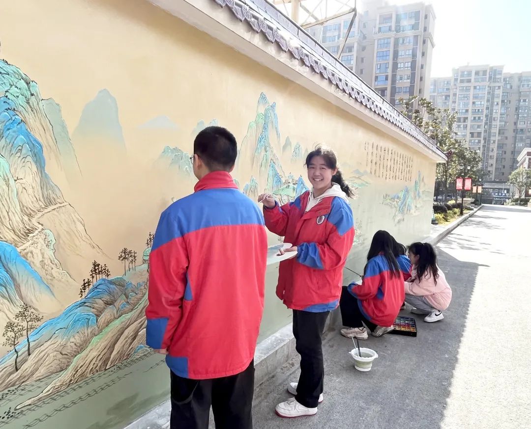 白墙为底 山水作画丨师生共绘千里江山