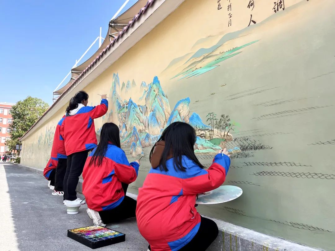 白墙为底 山水作画丨师生共绘千里江山