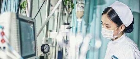 护士这个职业，不管挣多挣少，挣来的每一分钱都浸满了血泪!