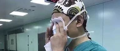 手术结束，主刀医生却哭了！背后故事让人感慨！