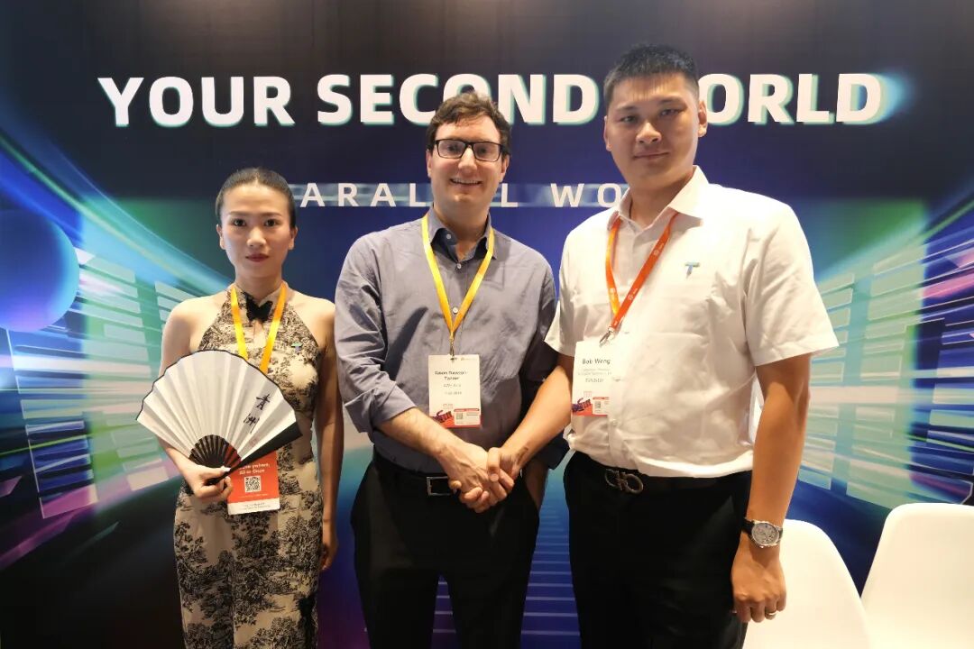 青洲全球首次亮相，平行世界高朋满座，AWE现场直击