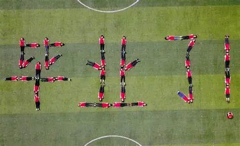 毕业照创意拍摄,毕业照拍摄姿势,专业毕业相册制作公司_顺时针纪念册定制-站酷ZCOOL