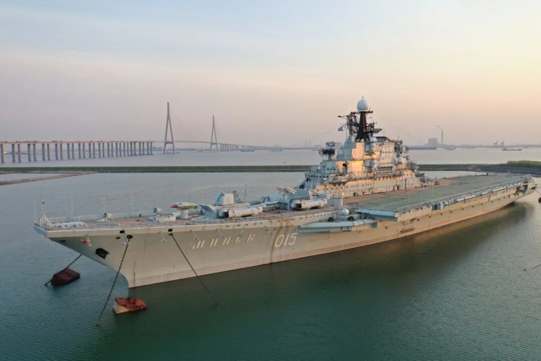 维克拉玛蒂亚号航母母舰,是原苏联基辅级航空母舰四号舰巴库号,在苏联