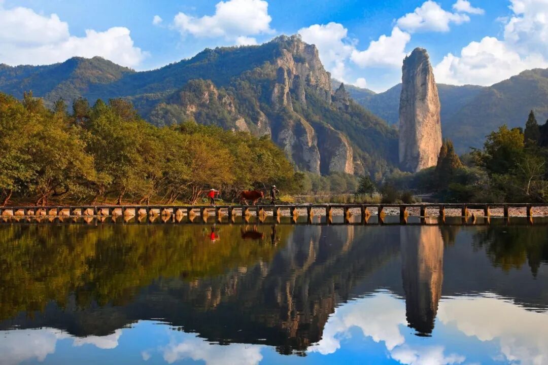 仙都风景名胜区位于浙江省丽水市缙云县境内,总面积5.