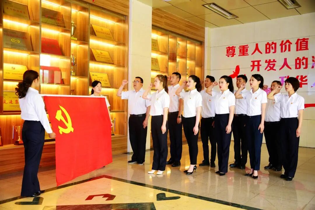 4.党旗引领.JPG