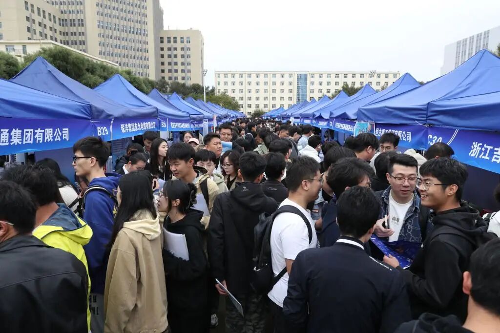 高校毕业生招聘会现场