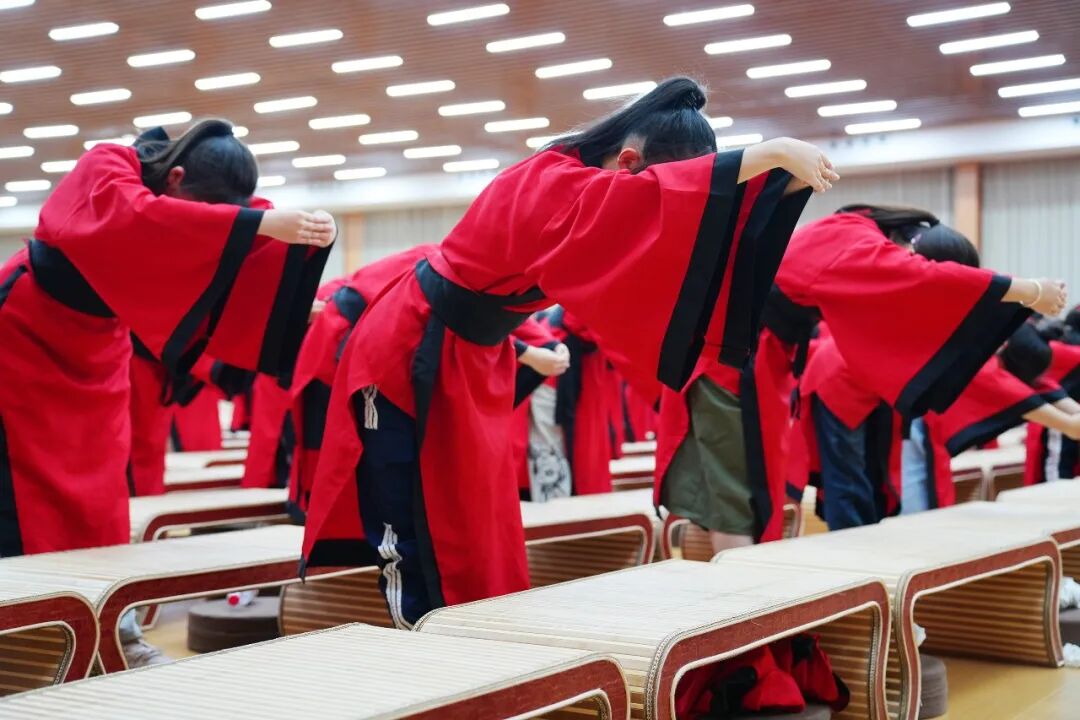 「一朝沐杏雨,一生念师恩」曲阜儒家研学基地隆重推出"谢师礼"