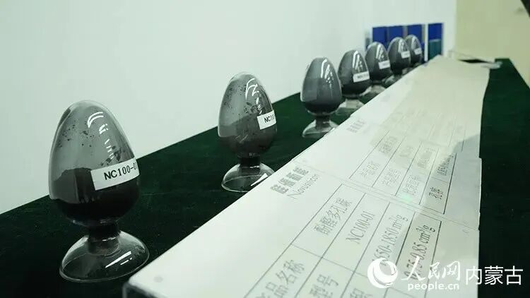 硅源新能原料和产品展示区。人民网记者 张力洋摄