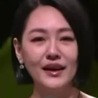 小S徐熙娣时隔八个月首次公开亮相并获奖:要把奖杯和姐姐照片放在一起