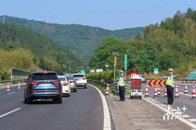 交警在“潮汐车道”起点放置了写有“潮汐管控”的指示标志并用锥筒做好车道隔离。