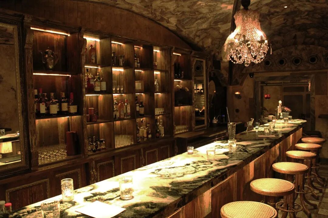 A Rose By Any Other Name ： Shakespearean Bar on Nanchang Lu, Shanghai