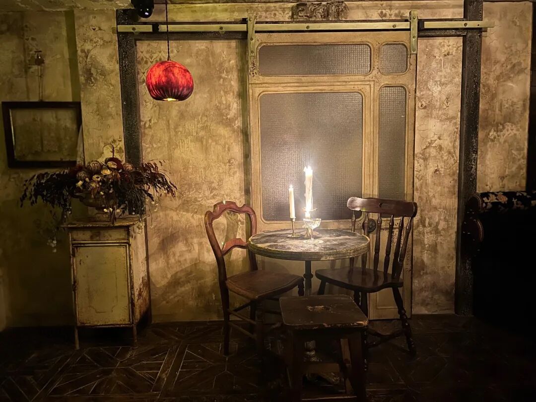 A Rose By Any Other Name ： Shakespearean Bar on Nanchang Lu, Shanghai