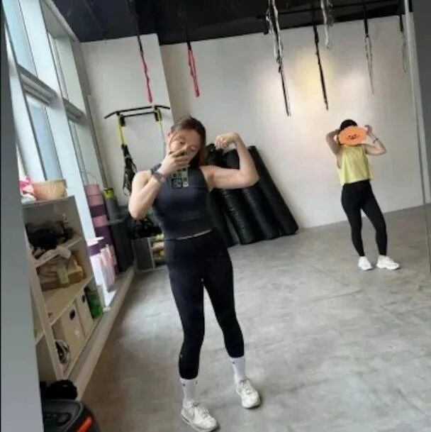 欧倩怡失婚形象大变 忽然大只手瓜起腱