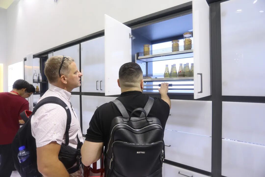 挤爆展台星徽五金携多系新品首日亮相广州家博会