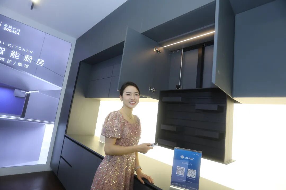 挤爆展台星徽五金携多系新品首日亮相广州家博会