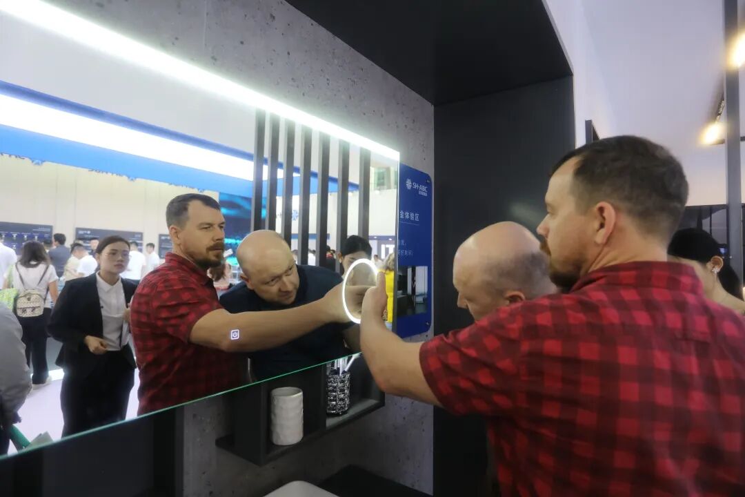 挤爆展台!星徽五金携多系新品首日亮相广州家博会