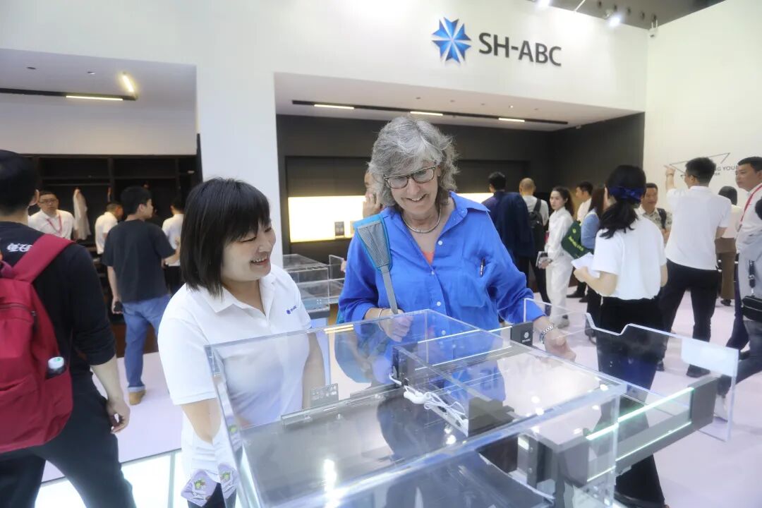 挤爆展台星徽五金携多系新品首日亮相广州家博会