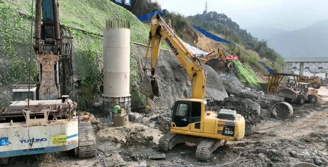 >政务要闻>"目前正在进行隧道东侧道路工程抗滑桩,冠梁及挡土板施工