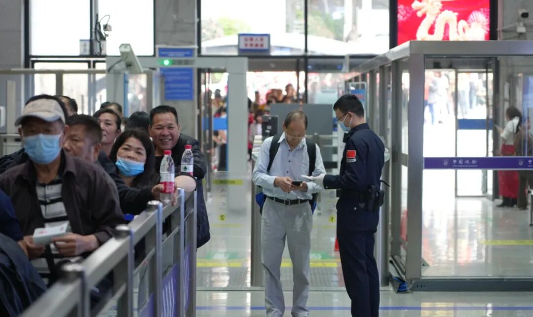 友谊关出入境边防检查站旅客日查验量再创新高