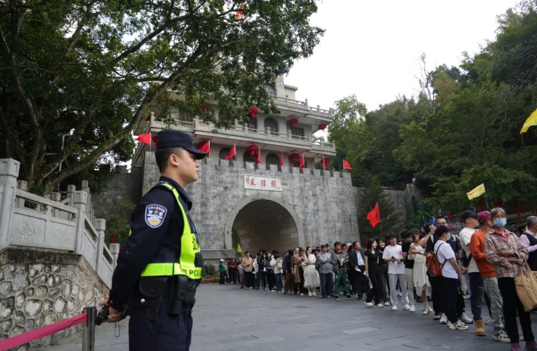 友谊关出入境边防检查站旅客日查验量再创新高