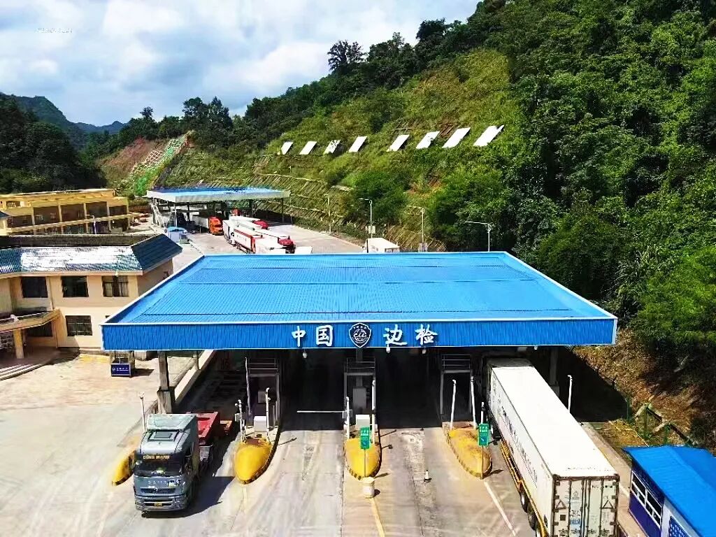 友谊关边检站浦寨分站助力浦寨附属通道出入境车辆突破15万辆次