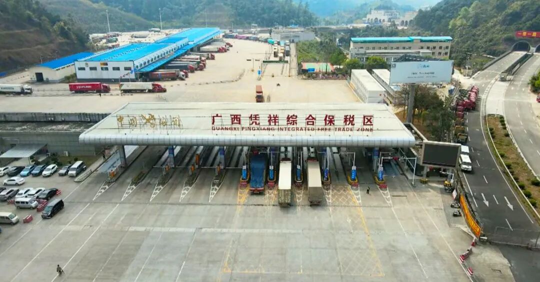 凭祥友谊关口岸高效通关助力东盟水果抢鲜进入国内市场